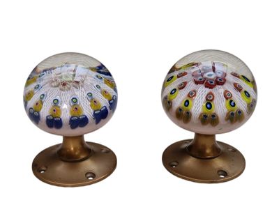 une paire de poignées de porte en verre et en laiton ornées de motifs colorés