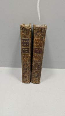 deux vieux livres posés sur une table l'un à côté de l'autre
