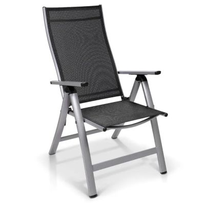 une chaise pliante noire et argentée sur fond blanc