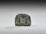 un vieil objet en pierre verte orné d'un motif