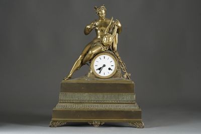 PENDULE en bronze doré et ciselé surmonté d'un sujet figuran…