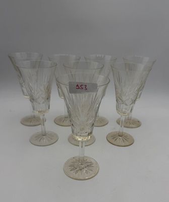 six verres à vin, sur lesquels est accrochée une étiquette de prix, posés sur une table