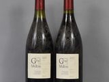 deux bouteilles de vin posées sur une table l'une à côté de l'autre
