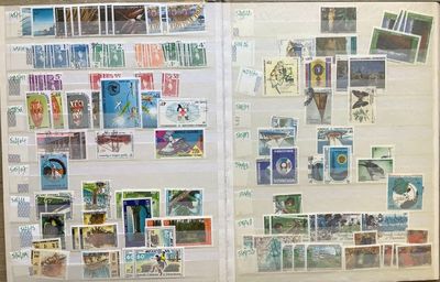 un grand livre ouvert dont les pages sont ornées de timbres