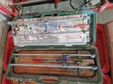 une mallette contenant des outils posée sur le sol