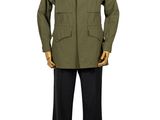 mannequin masculin vêtu d'une veste vert militaire et d'un pantalon noir