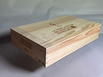 La boîte en bois est vide et prête à servir d'emballage cadeau.