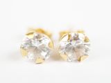paire de boucles d'oreilles en diamant sur fond blanc