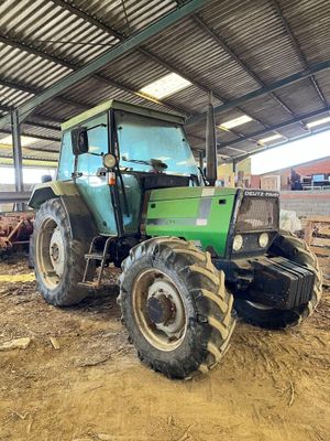 un tracteur qui est à l'arrêt dans la boue