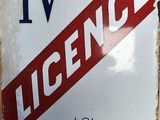 une affiche accrochée au mur sur laquelle on peut lire « licence »