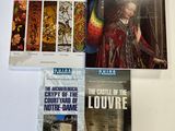 quatre livres posés sur une table blanche, sur fond blanc
