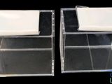 deux boîtes en acrylique transparent surmontées d'un carré blanc