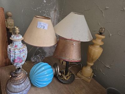 trois lampes posées les unes à côté des autres sur une table en bois