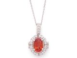 un pendentif en forme de losange rouge et blanc, monté sur une chaîne
