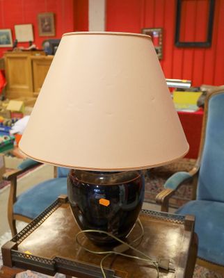 une lampe posée sur une table dans un salon
