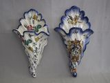 deux appliques murales bleues et blanches ornées de fleurs