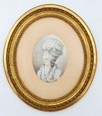 un tableau dans un cadre doré représentant une femme en robe blanche