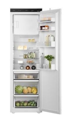 une photo d'un réfrigérateur blanc dont la porte est ouverte et qui contient des aliments