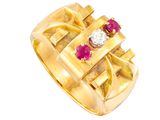 une image représentant une bague en or sertie de rubis et de diamants