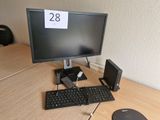 un écran d'ordinateur, un clavier, une souris et un tapis de souris posés sur un bureau