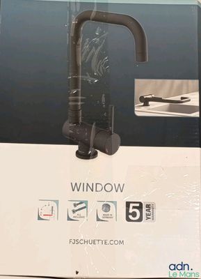 emballage d'un nouveau robinet dans la boîte prévue à cet effet