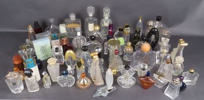 Fort lot d'environ 65 flacons de parfums divers, certains av…