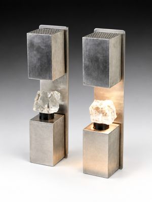 une paire de cubes en argent avec une pierre au milieu