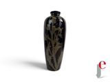 un vase noir posé sur une surface blanche