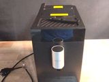 une machine à café posée sur une table