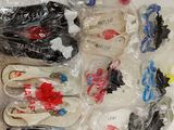 beaucoup de jouets en plastique emballés dans des sacs en plastique