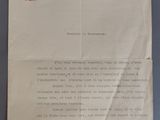une vieille lettre ornée d'un cachet rouge, posée sur une table