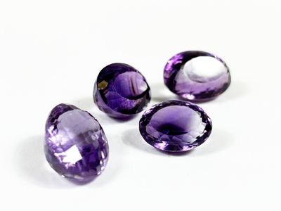 Quatre améthystes ovales. 19,60 ct ; 19,8 x 15,2 x 11 mm ; n…