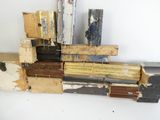 plusieurs pièces de bois sont empilées les unes sur les autres