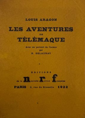 un livre jaune avec des inscriptions noires, posé sur une table