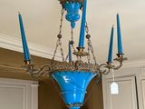 un lustre bleu suspendu au plafond dans un salon