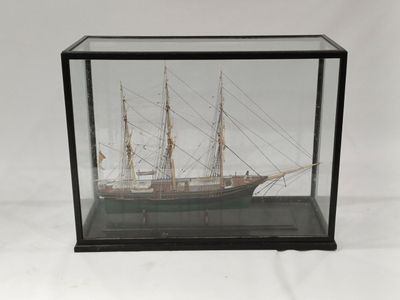 une vitrine contenant une maquette de bateau