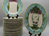 plusieurs assiettes sont empilées sur une table