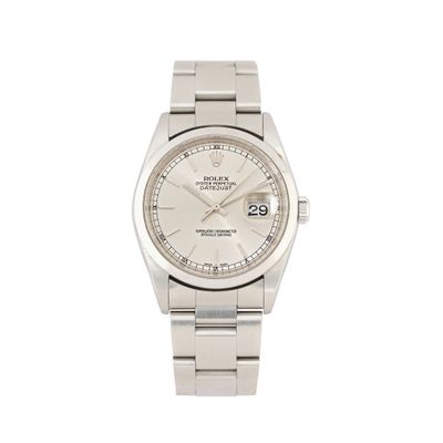 un gros plan d'une montre sur un fond blanc avec un fond blanc