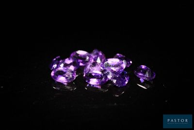 des pierres précieuses améthystes sur fond noir