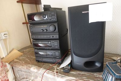 une pile de DVD posée sur une table à côté d'une télécommande