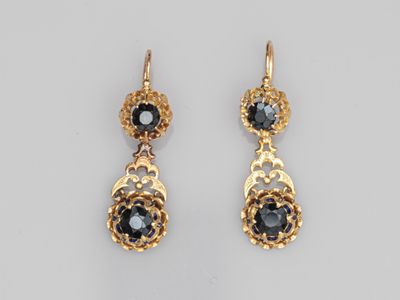 une paire de boucles d'oreilles en or et diamants noirs