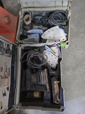 une boîte à outils contenant des outils, posée sur le sol