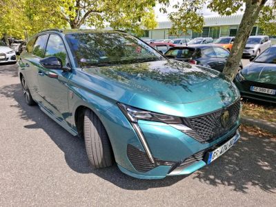 une voiture bleue garée sur le bord de la route