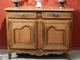 une armoire en bois sur laquelle sont posés deux vases