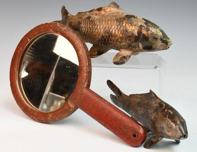 un miroir dans lequel on voit un poisson et un poisson dans le miroir