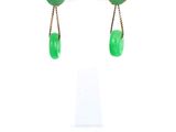 paire de boucles d'oreilles en jade vert avec une chaîne en or