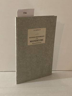 un livre posé sur une table