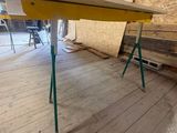 une planche de surf jaune posée sur un support dans une pièce