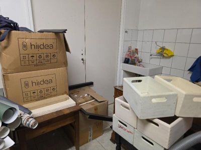 une pile de cartons posée sur une table dans une pièce
