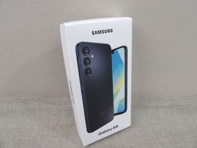 La boîte du Samsung Galaxy A9 est ouverte sur le canapé.